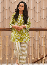 Load image into Gallery viewer, Floral Print Pure Cotton Co ord Set